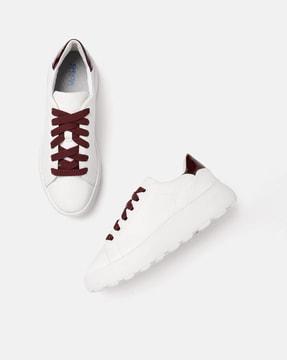 low-top round-toe lace-up sneakers