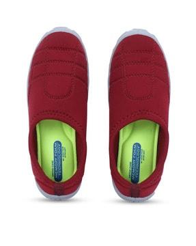 low-top slip-on sports shoes