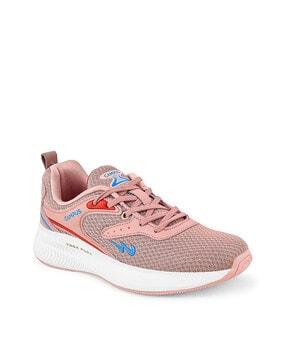 low-top sports shoes with lace fastening