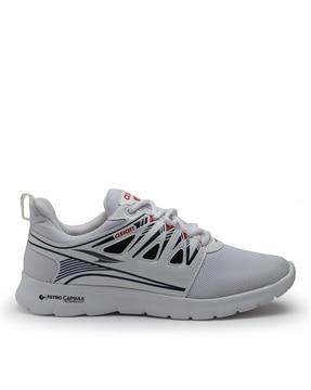 low-top sports shoes with lace fastening