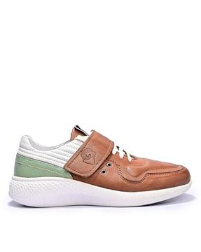 low-tops sneakers with lace fastening