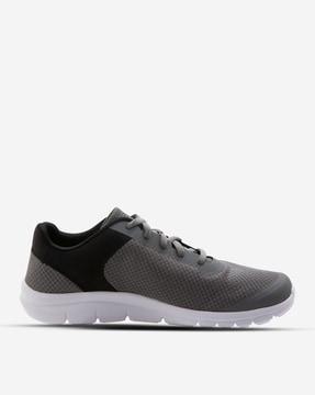 m09 textured low-top lace-up shoes