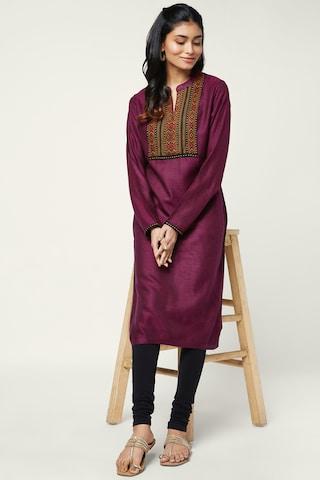 magenta-embroidered-winter-wear-full-sleeves-mandarin-women-regular-fit-winterwear-kurta