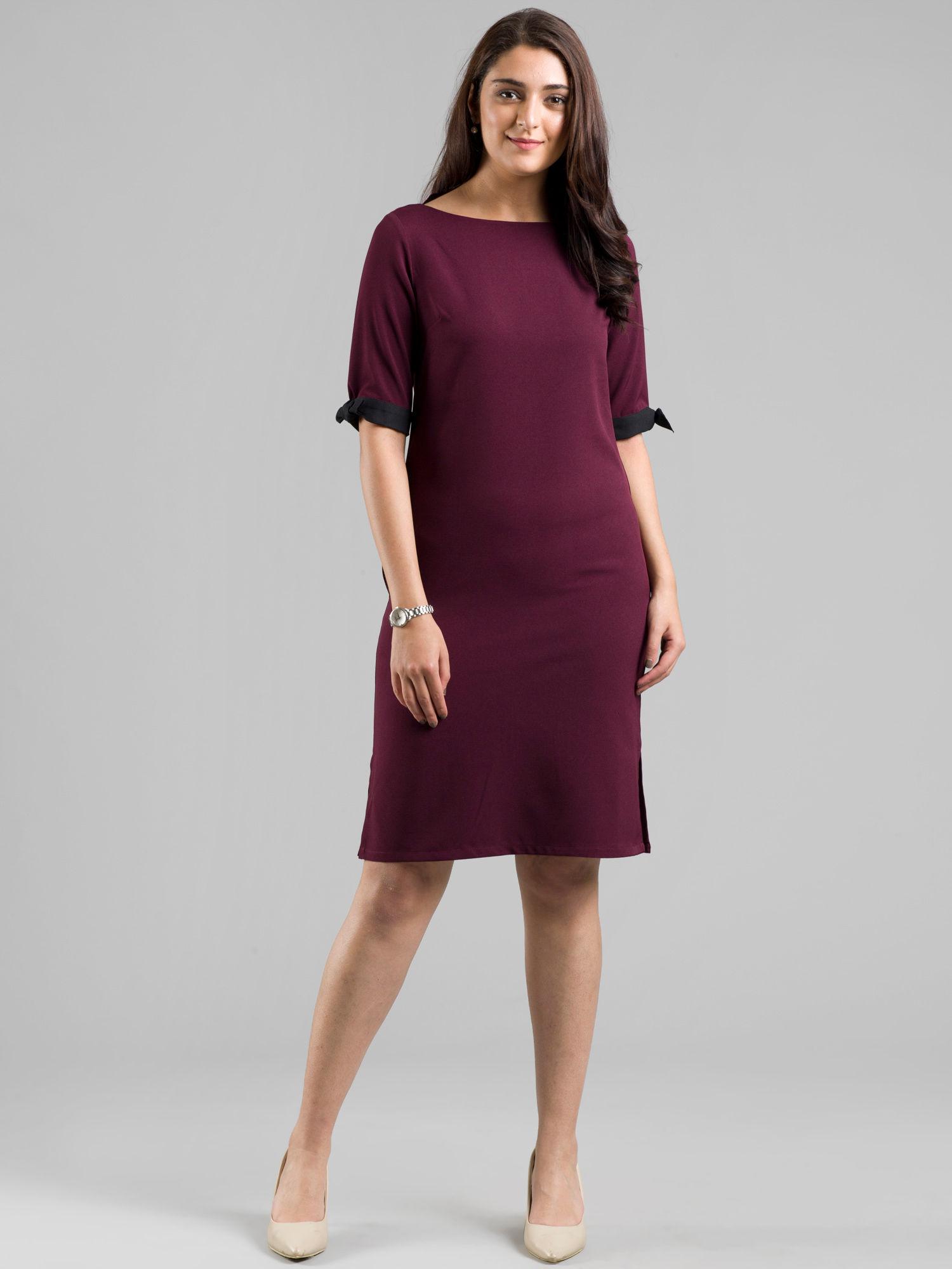 maroon contrasting sleeve tie shift dress