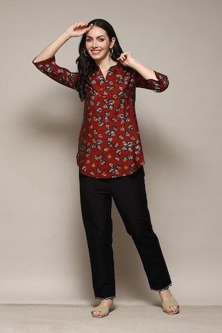 maroon print casual 3/4th sleeves regular collar women straight fit top