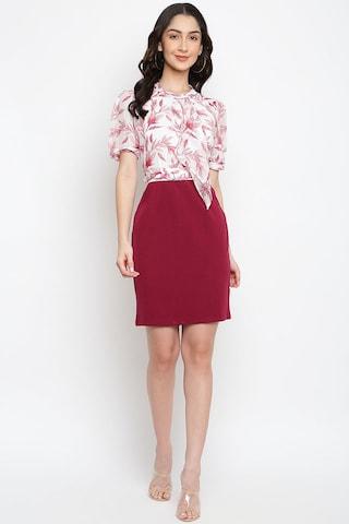 maroon printed round neck casual knee length short sleeves women classic fit dress
