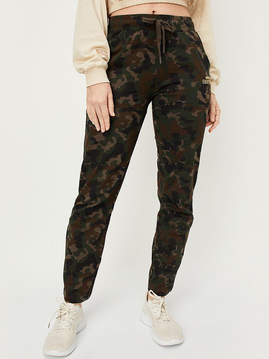 max women camouflage printed pure cotton mid-rise track pants