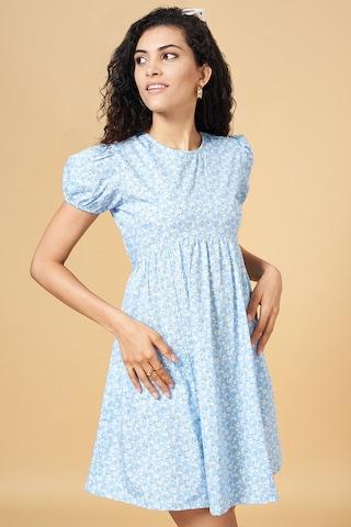 medium blue printed round neck casual knee length short sleeves women regular fit dress