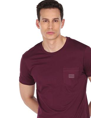 men burgundy patch pocket cotton solid t-shirt