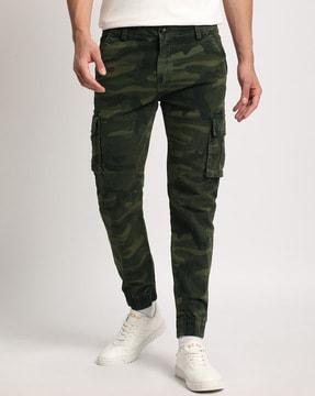 men camouflage print relaxed fit cargo pants