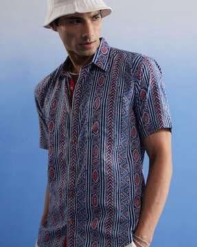 men geometric print regular fit shirt with patch pocket