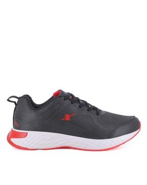 men mid-top running shoes with lace fastening