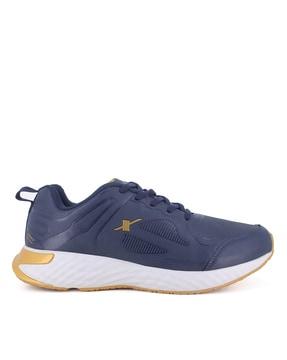 men mid-top running shoes with lace fastening