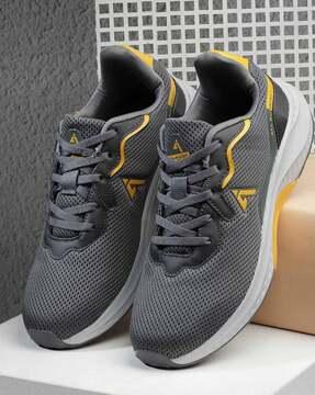 men mid-top sports shoes with lace fastening