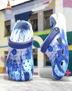 men printed clogs with perforations