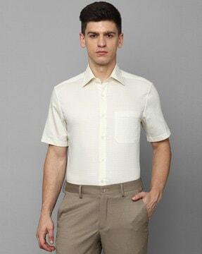 men printed regular fit shirt with patch pocket