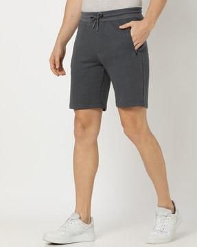 men quilted regular fit shorts