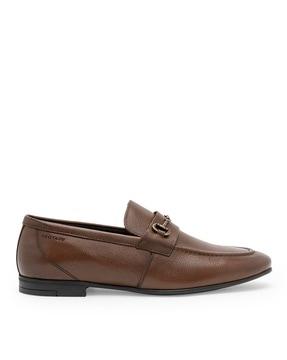 men round-toe loafers with metal accent
