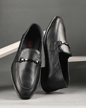 men round-toe loafers with metal accent