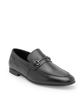 men round-toe shoes with metal accent