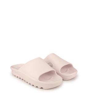 men textured slides with cut-out