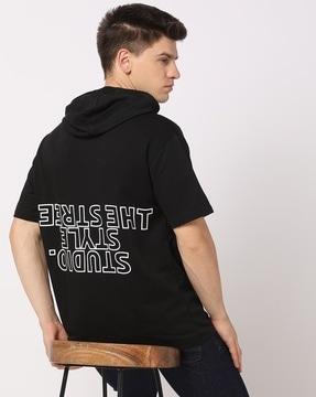 men typographic print boxy fit hooded t-shirt