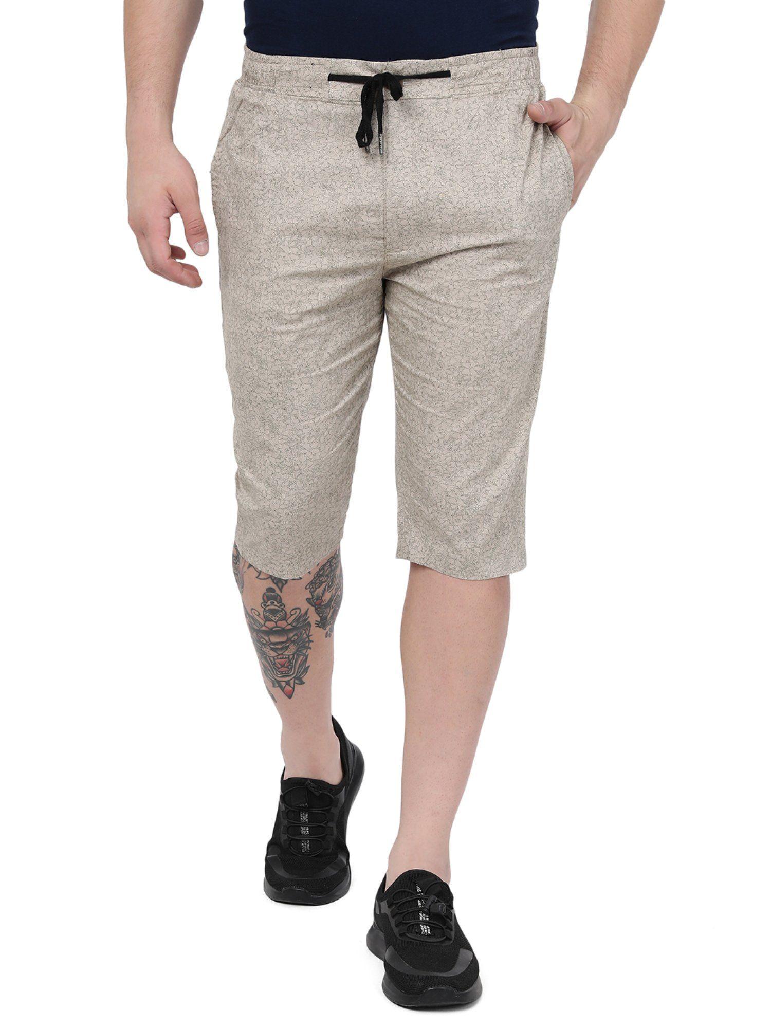 men beige cotton slim fit printed capri shorts