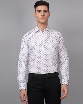 men block print regular fit shirt with patch pocket