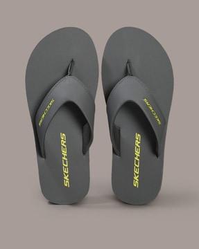 men brand print thong-strap flip-flops