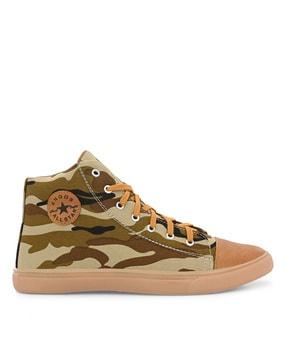 men camouflage print lace-up sneakers
