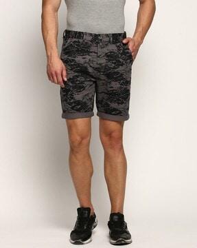 men camouflage print slim fit flat-front shorts