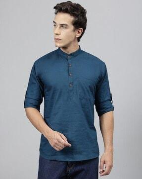 men checked regular fit short kurta with patch pocket