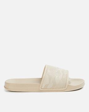 men checked slides with brand print footbed