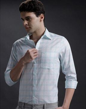 men checks regular fit shirt with spread collar