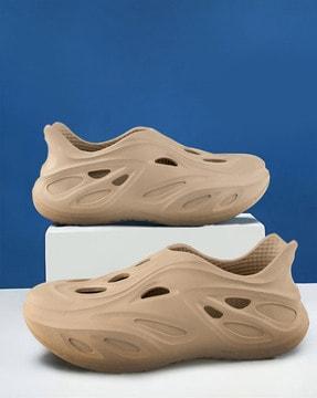 men cut out slip-on clogs