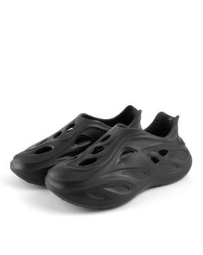 men cut out slip-on clogs