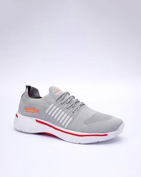 men flat heel sports shoe with lace fastening