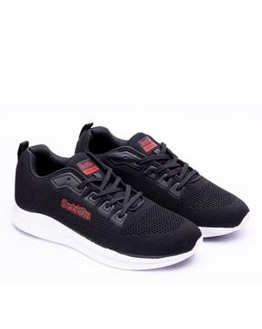 men flat heel sports shoe with lace fastening