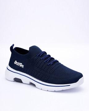 men flat heel sports shoe with lace fastening