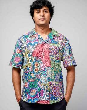 men floral print regular fit shirt with curved hem