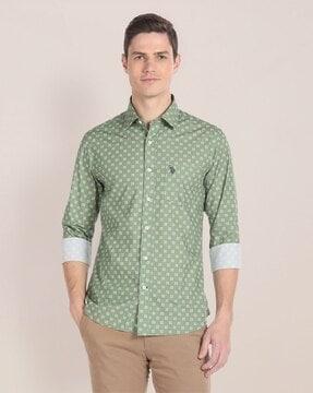 men floral print regular fit shirt with patch pocket