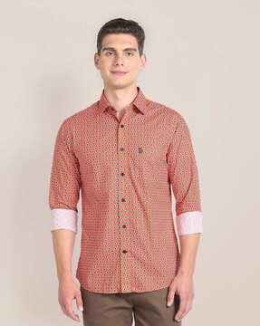 men floral print regular fit shirt with patch pocket