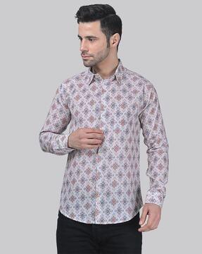 men floral print regular fit shirt with patch pocket