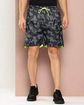 men geometric print regular fit shorts