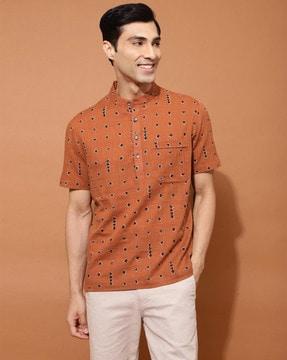 men geometric print relaxed fit shirt with patch pocket