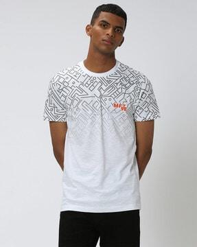 men geometric print slim fit crew-neck t-shirt