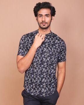 men geometric print slim fit shirt with curved hem