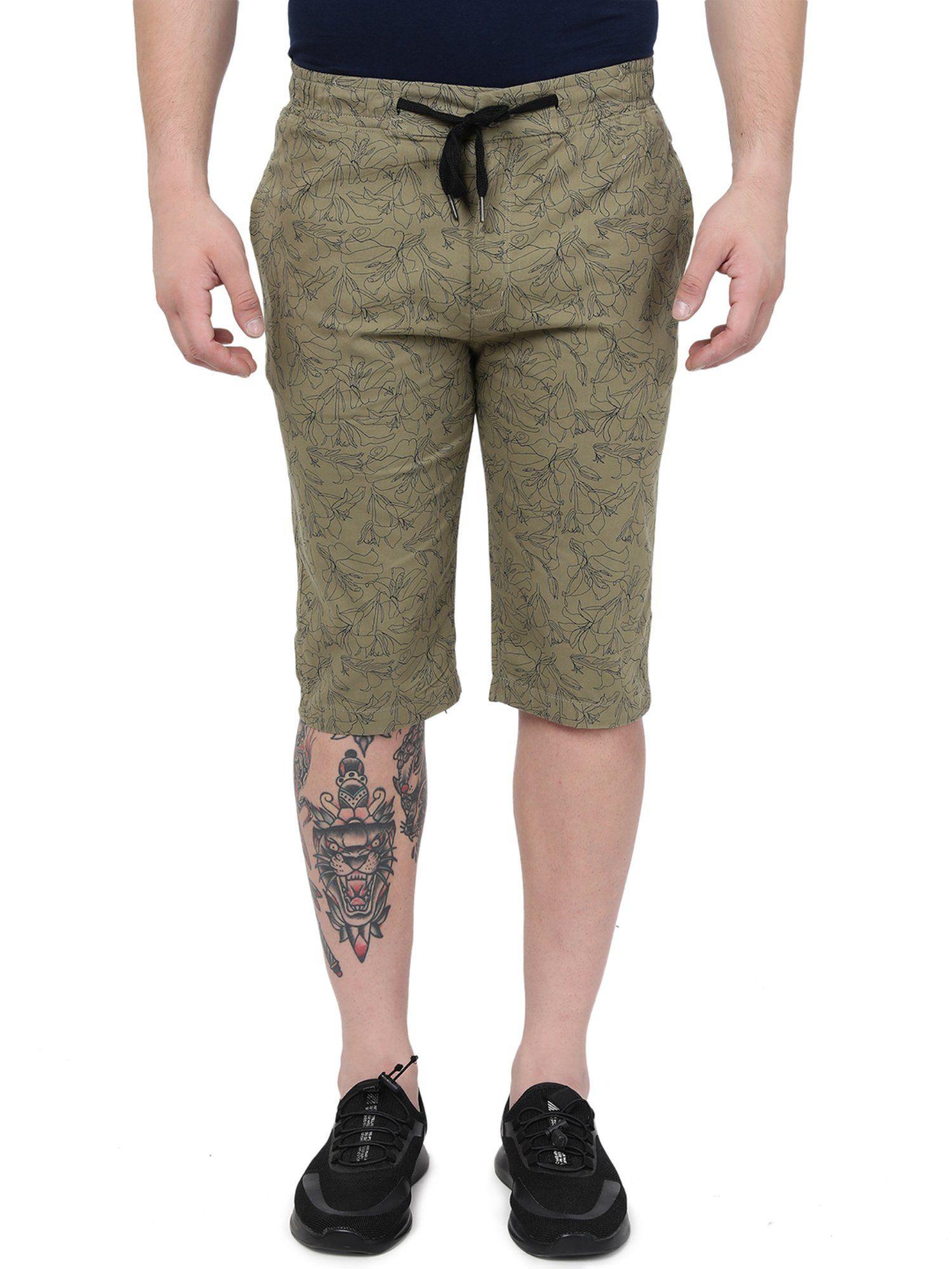 men green cotton slim fit printed capri shorts