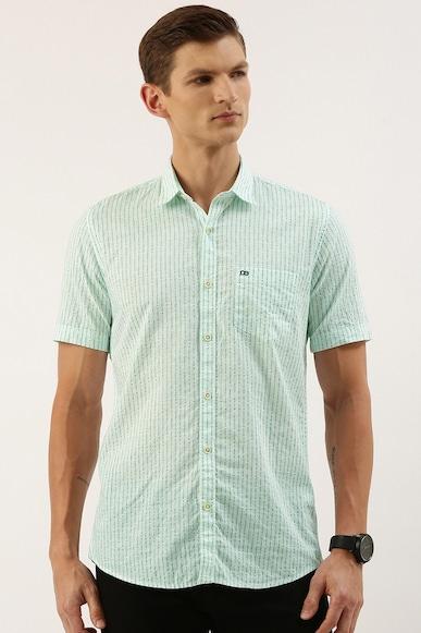 men green slim fit stripe half sleeves casual shirt