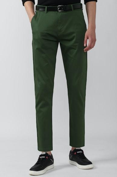 men green solid carrot fit casual trousers